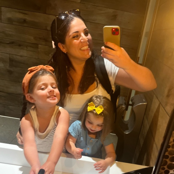 Meet your Posher, Jessica - Picture 1 of 2